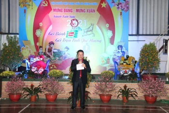Ông Lê Văn Mùi, Chủ tịch Hội người Việt Nam Thủ đô Vientiane cho biết, những phần quà bánh chưng sẽ giúp những kiều bào nghèo thêm phần ấm cúng trong những ngày Tết tại Lào.
