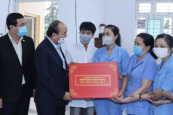 Thủ tướng Nguyễn Xuân Phúc thăm hỏi, trao quà tặng cán bộ, nhân viên Trung tâm Bảo trợ xã hội tỉnh Quảng Nam. Ảnh: Thống Nhất (TTXVN)