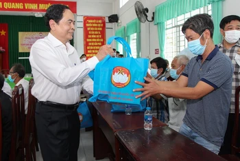Đồng chí Trần Thanh Mẫn tặng quà tết cho gia đình chính sách, hộ nghèo ở xã Thạnh Xuân.