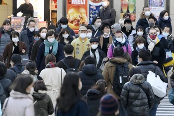 Người dân đeo khẩu trang khi di chuyển trong khu vực Shinjuku tại thủ đô Tokyo, Nhật Bản, trong bối cảnh dịch bệnh Covid-19. Ảnh: Kyodo News