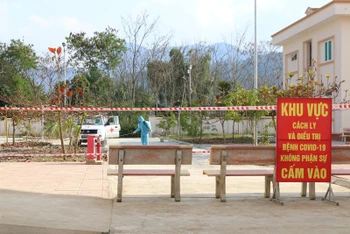 Cán bộ y tế thực hiện phun khử khuẩn tại khu cách ly trung tâm huyện Mường Ảng, tỉnh Điện Biên. 