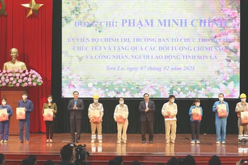 Đồng chí Phạm Minh Chính tặng quà các đối tượng chính sách, công nhân, người lao động địa bàn thành phố Sơn La