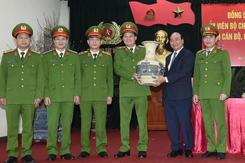 Thủ tướng Nguyễn Xuân Phúc thăm, chúc Tết lực lượng Cảnh sát hình sự.