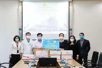 Chủ tịch CĐYT Việt Nam Phạm Thanh Bình trao quà hỗ trợ cán bộ y tế chống dịch và trực Tết tại Bệnh viện Nhiệt đới T.Ư.