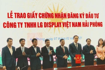 Quang cảnh trao Giấy chứng nhận đầu tư