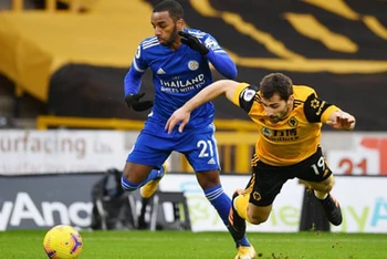 Pha tranh bóng giữa Jonny (áo vàng, Wolverhampton) và Pereira (Leicester).