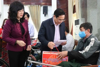 Đồng chí Phạm Minh Chính thăm, tặng quà Trung tâm Điều dưỡng thương binh Thuận Thành.