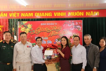 Công sứ Trịnh Thị Tâm (thứ 4 từ phải qua) trao quà tặng cán bộ, chiến sĩ Binh đoàn 11.