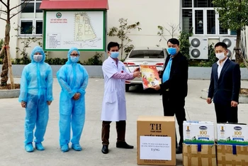 Văn phòng Báo Nhân Dân tại Quảng Ninh phối hợp Hội Nhà báo Quảng Ninh tặng các ấn phẩm báo Tết cho hai bệnh viện dã chiến số 2 và 3.
