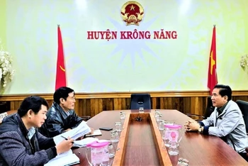 Chủ tịch UBND huyện Krông Năng Trương Hoài Anh làm việc với phóng viên Báo Nhân Dân thường trú tại Đắk Lắk về nội dung vụ việc.