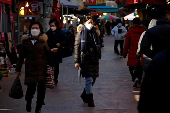 Tình hình dịch bệnh tại Hàn Quốc đang có dấu hiệu dịu lại kể từ làn sóng lây nhiễm thứ 3. Ảnh: Reuters