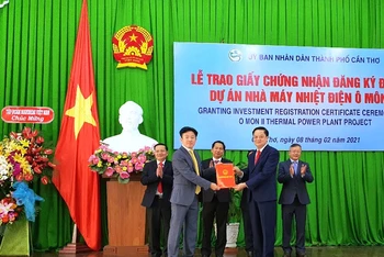 Lãnh đạo TP Cần Thơ trao chứng nhận đầu tư dự án Nhiệt điện Ô Môn II.