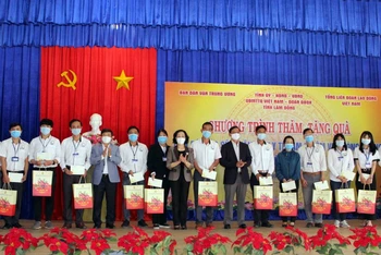 Đồng chí Trương Thị Mai và lãnh đạo tỉnh Lâm Đồng trao quà Tết tặng đội ngũ y tế làm nhiệm vụ phòng, chống dịch Covid-19 tại Lâm Đồng.