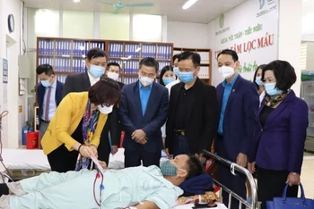 Lãnh đạo thành phố Hà Nội thăm, động viên các bác sĩ, nhân viên y tế Bệnh viện đa khoa Hà Đông.