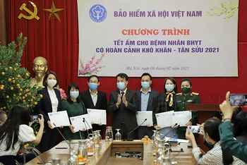 Tổng Giám đốc BHXH Việt Nam Nguyễn Thế Mạnh dự và phát động chương trình. 