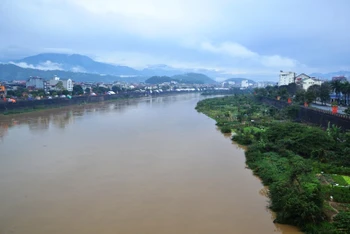 Lũ lên cao 1,6m trên thượng nguồn sông Hồng, đoạn qua thành phố Lào Cai, do mưa lớn trái mùa.