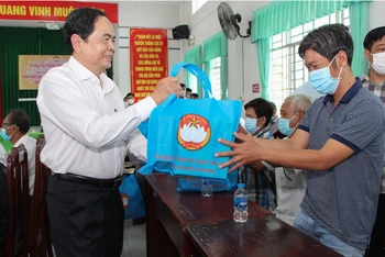 Đồng chí Trần Thanh Mẫn, Ủy viên Bộ Chính trị, Chủ tịch UBTƯ MTTQ Việt Nam tặng quà Tết cho gia đình chính sách, hộ nghèo ở xã Thạnh Xuân (tỉnh Hậu Giang).