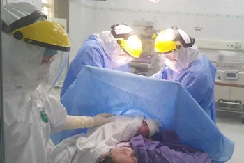 Cháu bé thứ 18 ra đời an toàn tại khu cách ly Bệnh viện Sản Nhi Quảng Ninh.