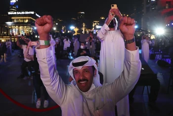Người dân UAE ăn mừng sau khi Tàu thăm dò Amal đi vào quỹ đạo sao Hỏa đêm 9-2.