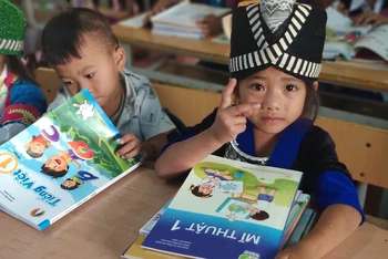 Học sinh Trường tiểu học Nậm Cắn (Kỳ Sơn, Nghệ An) nhận SGK mới do Nhà xuất bản Giáo dục Việt Nam trao tặng (Ảnh: NXBGDVN)