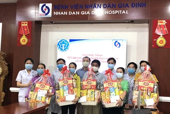 Đại diện BHXH TP Hồ Chí Minh tặng quà Tết cho bệnh nhân BHYT có hoàn cảnh khó khăn tại Bệnh viện Nhân dân Gia Định.
