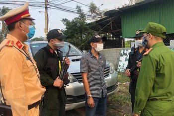 Lực lượng chức năng TP Đà Nẵng phát hiện tài xế Nguyễn Quách Nguyện điều khiển xe chở người nước ngoài nhập cảnh trái phép ngày 29-1.