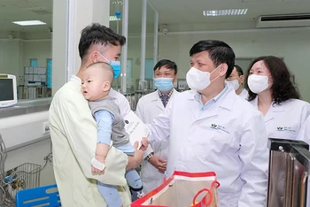 GS, TS Nguyễn Thanh Long chúc Tết các bệnh nhi đang nằm điều trị tại BV Nhi Trung wong.