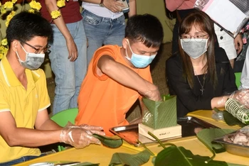 Công nhân ở lại đón Tết tham gia thi gói bánh chưng tại ký túc xá Đông Phương, huyện Trảng Bom.