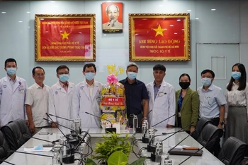 Thứ trưởng Y tế Nguyễn Trường Sơn thăm, làm việc với Bệnh viện Chợ Rẫy. (Ảnh: BVCC)