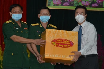 Đồng chí Võ Văn Thưởng, Ủy viên Bộ Chính trị, Thường trực Ban Bí thư tặng quà cho Sư đoàn 9.