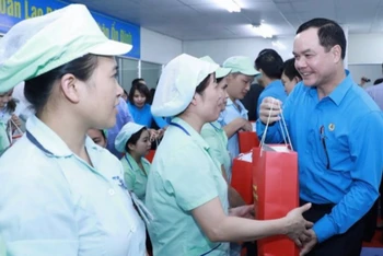 Chủ tịch Tổng LĐLĐ Việt Nam Nguyễn Đình Khang tặng quà Tết CNLĐ dịp Tết Tân Sửu 2021.