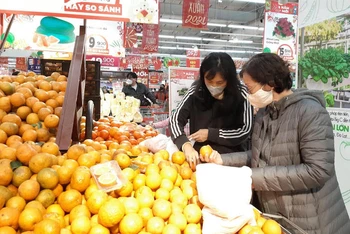 Người dân mua sắm hàng Tết trong siêu thị Big C Thăng Long. (Ảnh: Nguyên Trang)