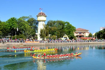 Lễ hội đua thuyền truyền thống trên sông Cà Ty (TP Phan Thiết) dịp Tết Canh Tý 2020.