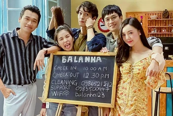 Quỳnh Kool (bìa phải) cùng các diễn viên trong phim "Nhà trọ Balanha".