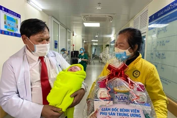 PGS, TS Trần Danh Cường, Giám đốc Bệnh viện Phụ sản Trung ương thực hiện ca đỡ đẻ, chào đón công dân nhí đầu tiên năm Tân Sửu.