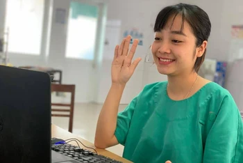 BS Đỗ Thị Băng Ngân - bác sĩ điều trị Khu B3, Bệnh viện Dã chiến số 2 Quảng Ninh nhận lời chúc từ người yêu qua video call.