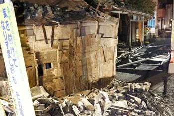 Một ngôi nhà bị hư hại do động đất ở Koorimachi, tỉnh Fukushima, đông bắc Nhật Bản. (Ảnh: AP)