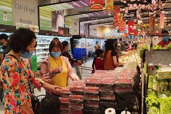 Người dân Hà Nội mua sắm tại siêu thị Aeon Long Biên trong ngày đầu năm mới.