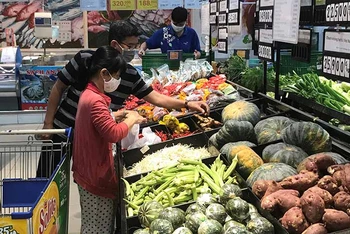 Người dân mua rau, củ, quả, rau xanh tại siêu thị Co.opmart Quang Trung (quận Gò Vấp) sáng 15-2.
