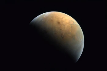 Bức ảnh sao Hỏa do tàu thăm dò Amal của UAE chụp ngày 10-2 được Cơ quan Vũ trụ UAE công bố ngày 14-2.
