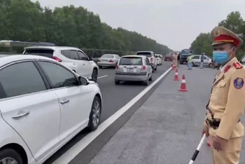 Lực lượng CSGT thuộc Cục CSGT phân luồng điều tiết giao thông trên tuyến cao tốc Pháp Vân - Cầu Giẽ. (Ảnh: Cục CSGT)