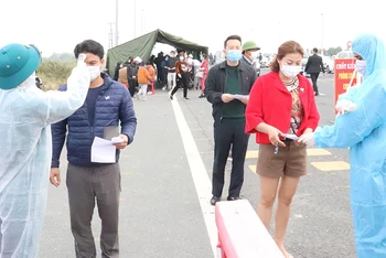 Đo thân nhiệt và yêu cầu khai báo y tế tại các chốt kiểm soát dịch của tỉnh Quảng Ninh.