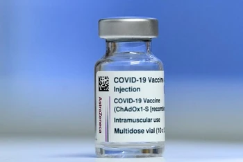 Một lọ vaccine ngừa Covid-19 của AstraZeneca được chụp tại Dublin, Ireland, ngày 14-2. Ảnh: Reuters.