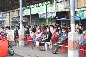 Người dân chờ xét nghiệm Covid-19 tại tỉnh Pathum Thani.