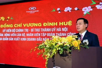Đồng chí Vương Đình Huệ, Ủy viên Bộ Chính trị, Bí thư Thành ủy phát biểu đông viên cán bộ, nhân viên Tập đoàn Thành Công nhân dịp đầu xuân Tân Sửu.