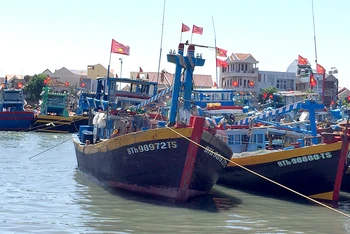 Tàu cá BTh 98972 Ts do ông Dương Quốc Tuấn trú phường Phú Tài, TP Phan Thiết làm thuyền trưởng đã cứu vớt và đưa hai ngư dân trên tàu cá bị chìm vào bờ.