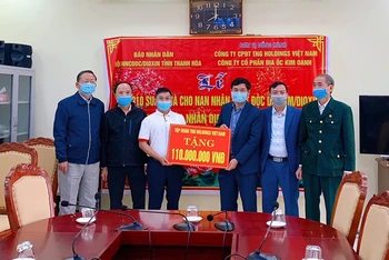 Đại diện Công ty Cổ phần đầu tư TNG Holdings Việt Nam trao trặng số tiền tài trợ cho Hội nạn nhân chất độc da cam/Dioxin tỉnh Thanh Hóa.