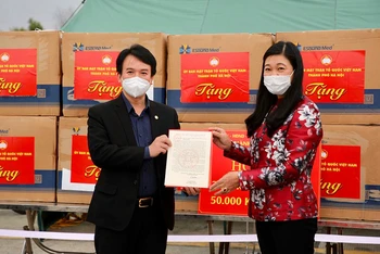 Lãnh đạo Thành phố Hà Nội trao tặng tiền và khẩu trang y tế hỗ trợ tỉnh Hải Dương. Ảnh: THƯ KỲ