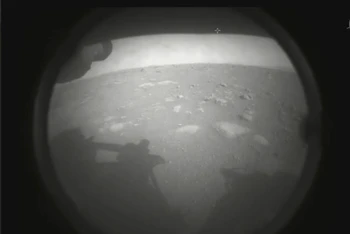 Hình ảnh đầu tiên về bề mặt sao Hỏa được gửi từ tàu Perseverance ngay sau khi hạ cánh xuống miệng núi lửa Jezero, ngày 18-2 theo giờ địa phương. Ảnh: NASA.