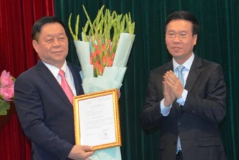 Đồng chí Võ Văn Thưởng trao quyết định, tặng hoa và chúc mừng đồng chí Nguyễn Trọng Nghĩa được Bộ Chính trị phân công giữ chức Trưởng Ban Tuyên giáo T.Ư. 